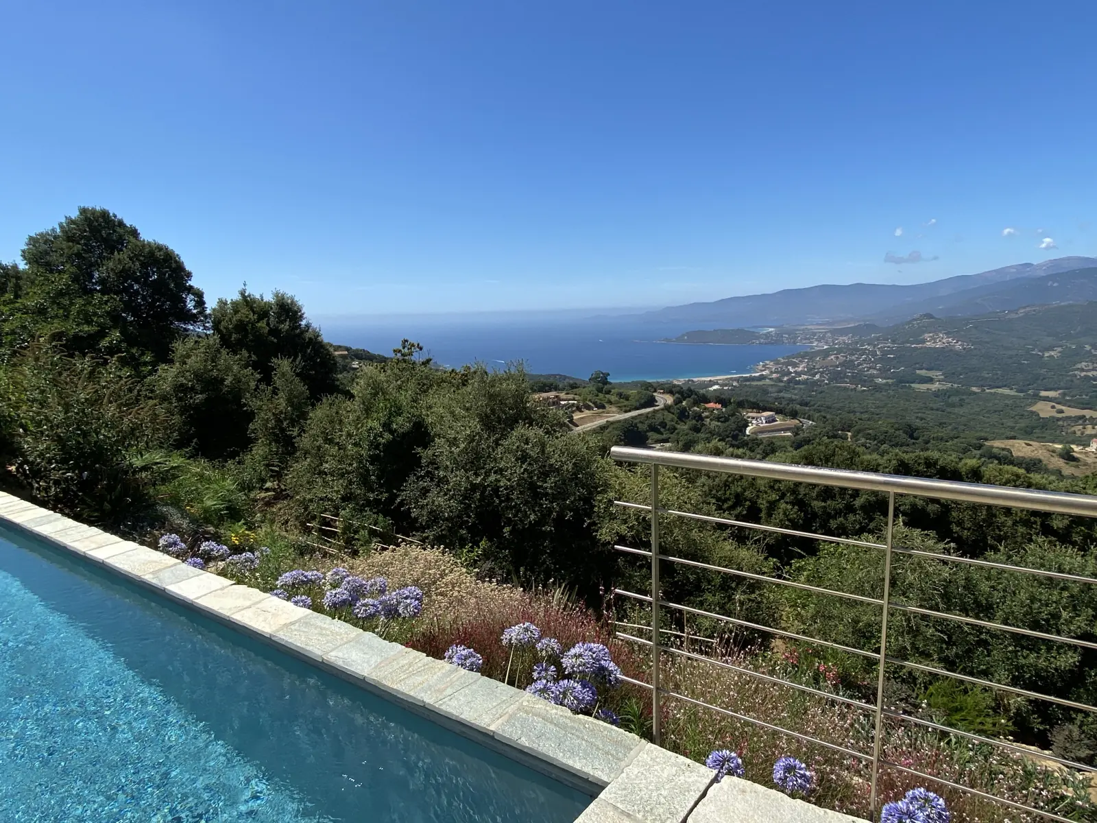 Piscine à débordement et vue sur les montagnes