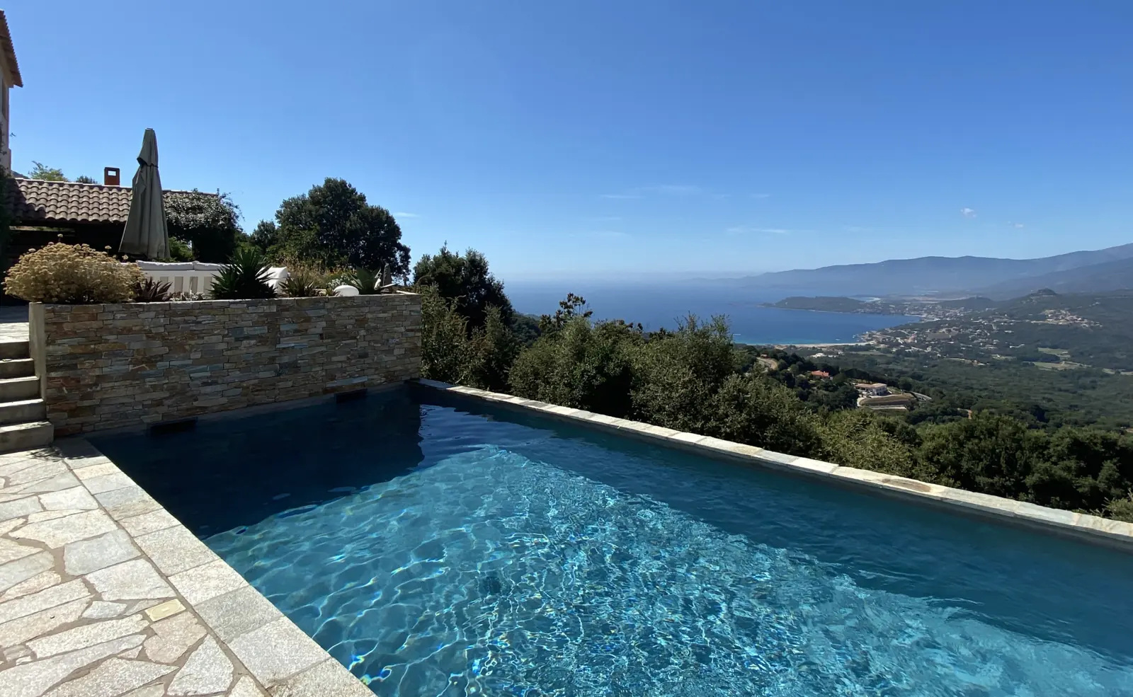 Piscine chauffée face à la mer et au golfe